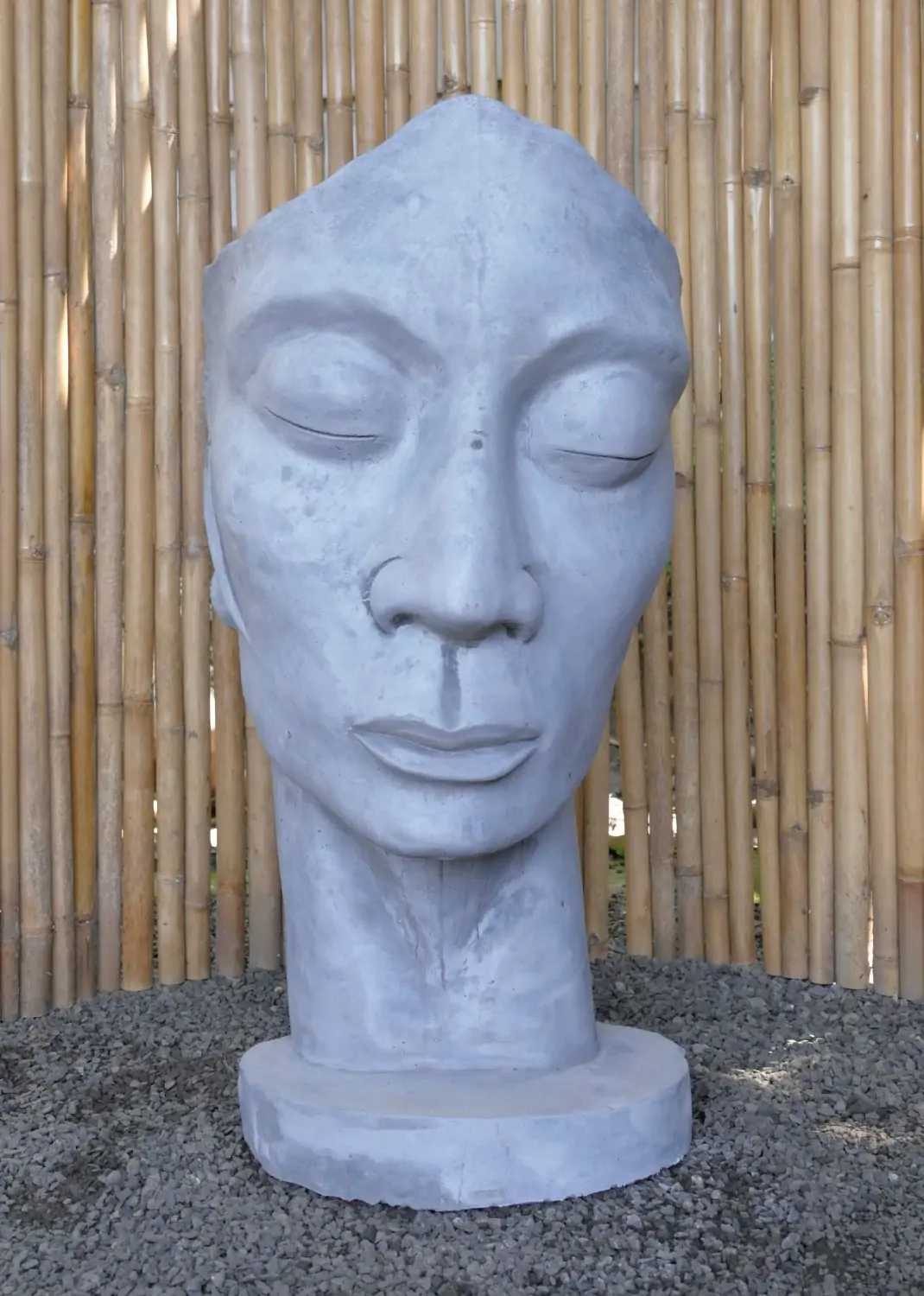 Product image 1 of the product “Dilan - Face looking to the left, 120 cm H | cast stone ”